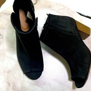 Old Navy Black Peep Toe Perforated Block Heel Booties Size 8